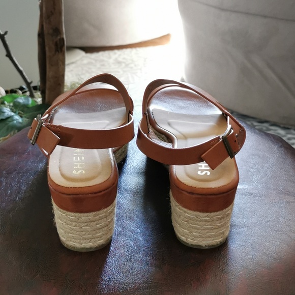 Light cognac color sandals - Picture 3 of 4